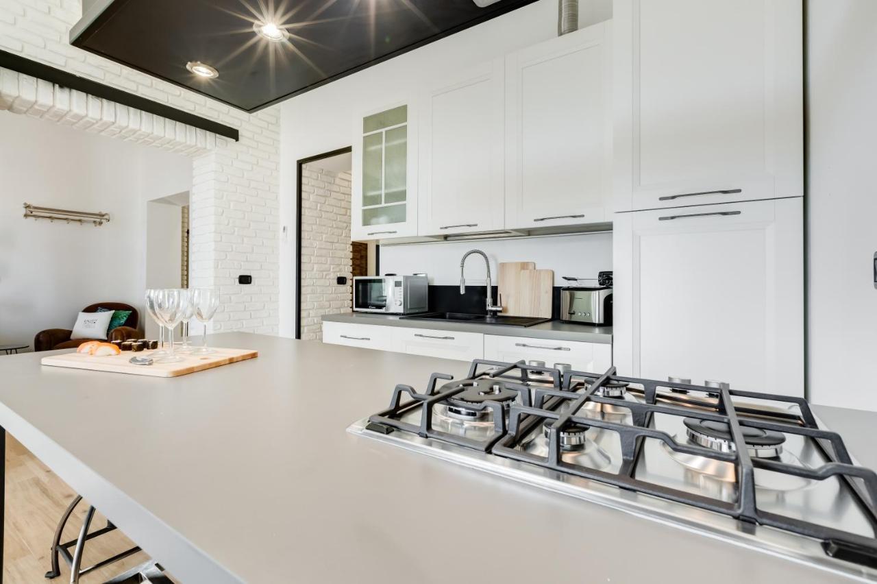 Bmga L Glam Industrial 3-Bed Apartment In Termini Рим Екстериор снимка